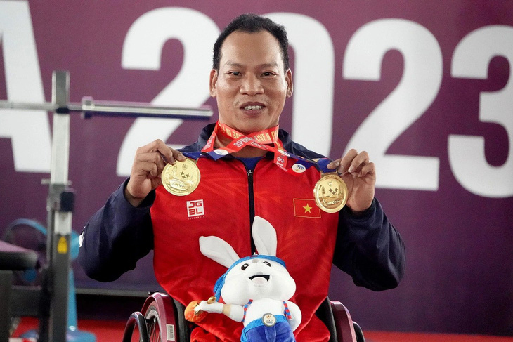 Lực sĩ Lê Văn Công giành HCĐ Paralympic 2024 - Ảnh 1.